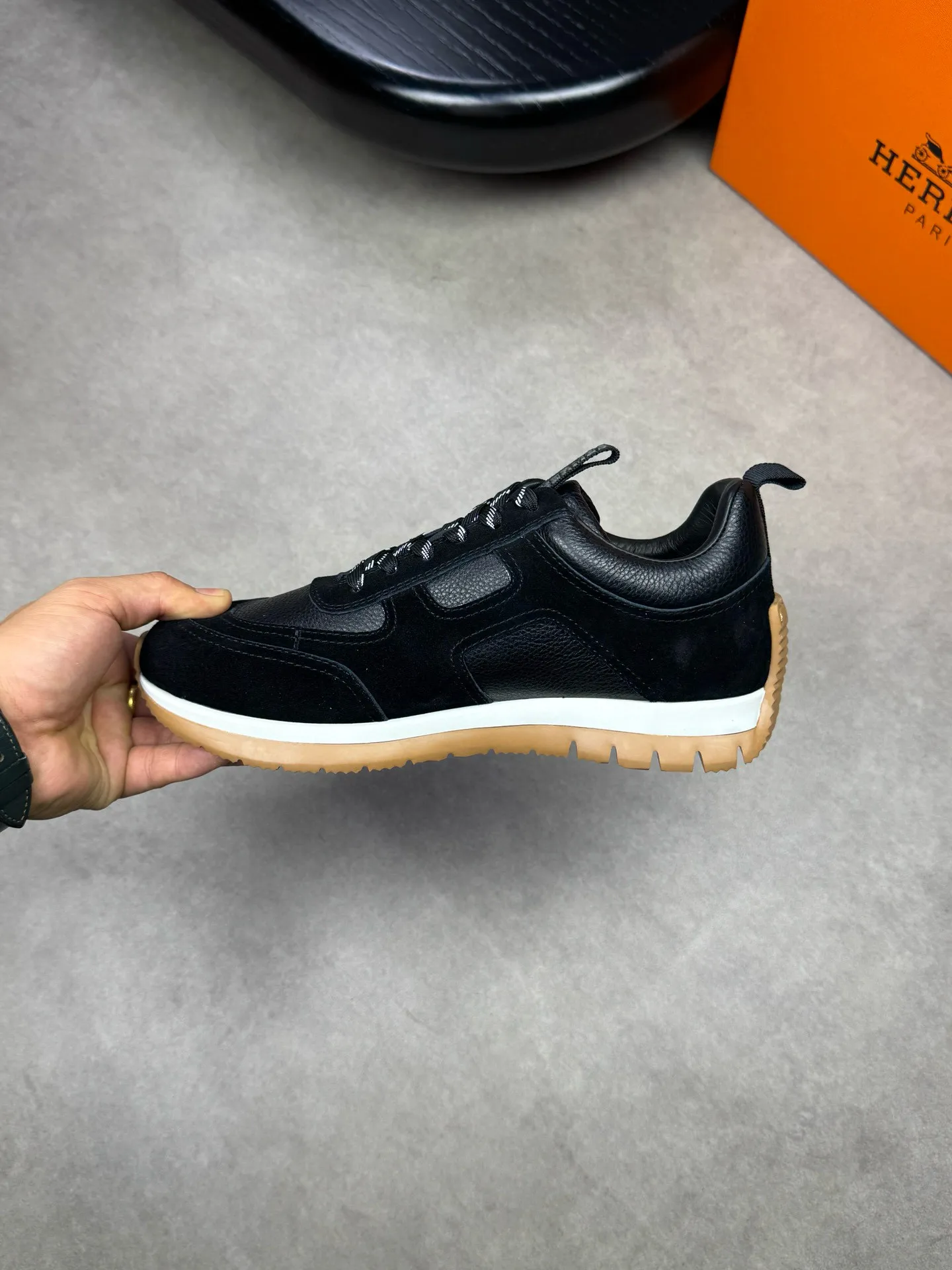 [HERMES] Hermes men's shoes 💰: 800💰 - High-end quality original items 🔍🔍🔍 casual sports shoes - Upper: 🔝 pebbled calfskin, suede calfskin, shoe body forged ´H´ totem, tongue webbing injection molded brand logo - Lining: brand canvas, foot pads; water-dyed cowhide -Outsole: Ultra-light T men's shoes 💰U foam; two-color molded outsole -Ultra-high quality control and fine workmanship: highlighted (high-end, extravagance, grade) -Size: 38-44 (45, can be customized)